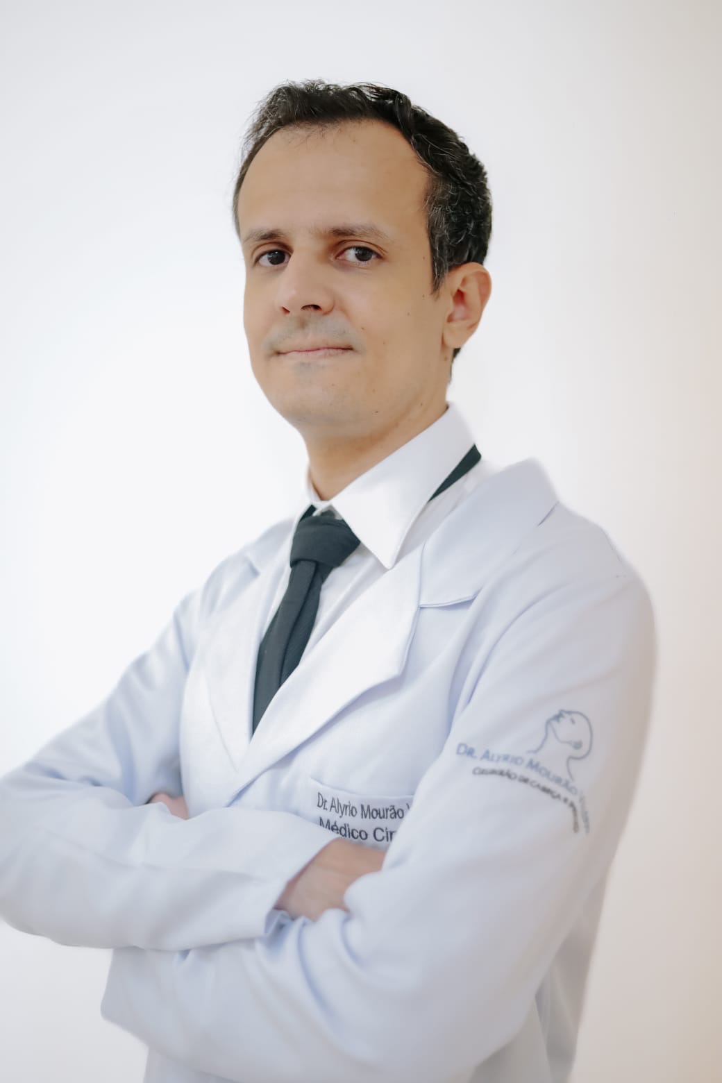 Dr. Alyrio Mourão Oliveira Valério, cirurgião especialista em Cabeça e Pescoço