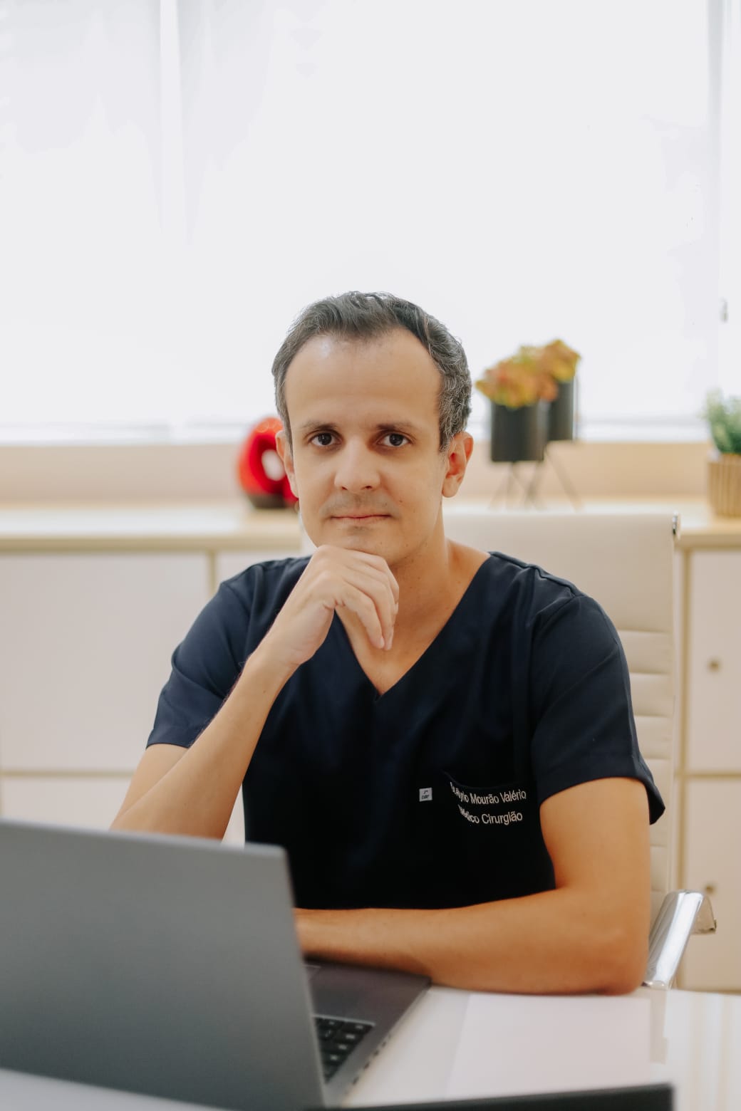 Dr. Alyrio Mourão em consulta, atento ao paciente